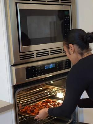 In the kitchen with Rae! Lol today we made the Tia kemp wings and whewwww they so good!!! 😂😂😍😍🔥🔥🔥🔥 #wings  #Recipe 