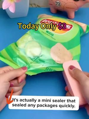 Snacks going stale?  Seal them up with this mini bag sealer! #TikTokShop #fyp #foodpreservation #techforgood #KitchenHacks #chips #snacks 