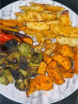 Oven roasted veggies #fyp #ovenroastedveggies #ovenroasted #roastedpotatoes #roastedvegetables #vegetables #Foodie #food #sidedish #tiktokfood #FoodTok #foodtiktokfood #foodies #platewithme 