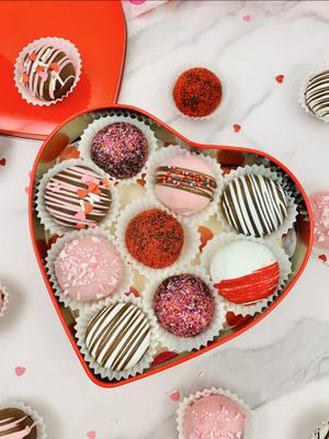 OREO TRUFFLES! Trufas perfectas para San Valentín. Con solo 3 ingredientes.  INGREDIENTES 540g galletas oreo triturada con todo y relleno (48 galletas aprox) 226g queso crema (suave pero frio todavía) chocolate para derretir sprinkles Cada trufa pesa 27g cada una. Mantener las trufas refrigeradas  NOTAS Para hacer el azúcar de color:Agrega el azúcar en una bolsa con cierre asi como las bolsas ziploc y agrega gotitas en color en gel comestible (la cantidad será dependiendo que tan fuerte desees el color) frota bien el azúcar en la bolsa hasta que toda el azúcar tenga el color deseado y despues ya la puedes utilizar.  Si después de derretir el chocolate queda muy espeso? Agrega 1 cdta de aceite de coco por cada 226g de chocolate o puedes utilizar un diluyente de chocolate que venden en el supermercado. #cravingsbyxio #oreotruffles #valentinestruffles #oreo #oreodessert #trufasdeoreo #postredeoreo #ValentinesDay #valentinestreats 