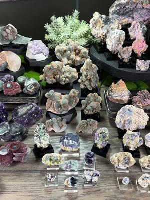 Table scan for this week’s lives! Starting tonight, Thursday, January 9th at 7:00 PM CT.. and tomorrow, Friday, January 10th at 7PM CT. New arrivals of amethyst, calcite and jasper from Uruguay, new find calcite on quartz, Yindu fluorites, big apophyllite cubes, smithsonite.. let’s go! #minerals #crystals #mineraltok #crystallivesale 