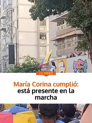 Tal como lo anunció, María Corina Machado se unió a los manifestantes de la oposición democrática congregados en Chacao, Caracas. Machado estuvo acompañada del también dirigente opositor, Juan Pablo Guanipa, quien -al igual que ella- ha permanecido en la clandestinidad durante los últimos meses. #venezuela #caracas #9e 