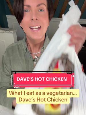 It’s back!!! @Dave’s Hot Chicken #daveshotchicken #chicken #mukbang #foodreview #raisingcanes #kfc #fastfood #lunch #lunchtime #vegetarian 