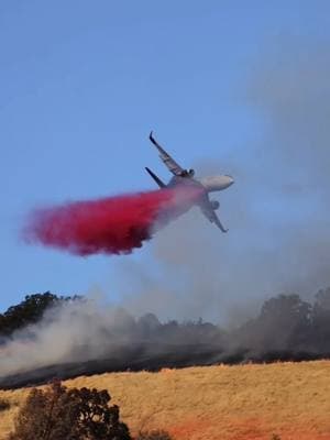 Massive Cal Fire and Los Angeles Fire Department air tankers in action, battling the relentless wildfires in Los Angeles. These heavy-lift aircraft are a critical force in the fight against devastating flames, showcasing incredible skill and teamwork from the crews on the ground and in the air. Credit: cole_euken on IG #socal #fires #lafd #calfire #hollywood #palisades #fire #losangeles