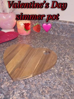 Smells so good 🌹🍓❤️🩷 • • #ValentinesDay #valentine #valentines #simmerpot #simmer #simmerpotrecipes #homedecor #homemade #fyp #viralvideo #viraltiktok 