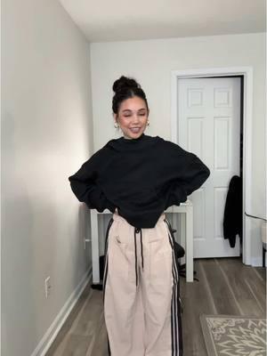 These pants are the coolest! So comfy and sleek! #drawstringpants #OOTD #widelegpants #widelegpantsoutfit #outfitinspo #outfitideas #winteroutfit #winterstyle @yeokou_wardrobe 