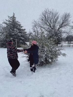 Salieron a jugar las niñas en la nieve ⛄️🤗 @Erika Huerta 💕🧁✨ #texas #texasweather #nevada2025 #texas2025 #lasnievesdeenero #⛄️❄️🤍 