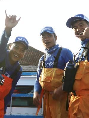 Who said cleaning plastic can’t be fun? 💪🌊 Our Bali crew shows us how to turn a negative into a positive every single day! Let's just say the stoke is contagious. Big things are coming in 2025, and this energy is what’s driving us forward. 🌏 #4ocean #CleanerOceansAhead #2025Vision