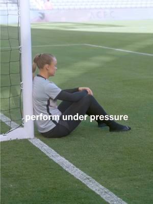 How to deal with pre game nerves and perform under pressure as an athlete #Soccer #soccerplayer #soccergirl #athletics #athletesoftiktok #mindset #visualization 