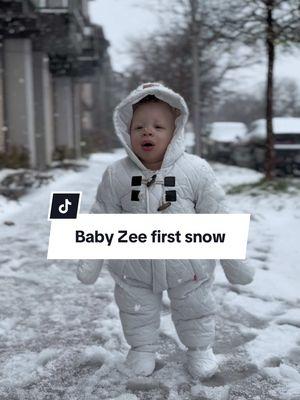 "Sa première fois dans la neige... ❄️👶 Voir ses petites mains toucher ce monde blanc et ses pas hésitants, c’est de la pure magie. 🌨️❤️ #momentsinoubliables #neige #snow #foryourpage #moments #pourtoi #creatingmemeories #FirstSnow #BabyMoments #MagicalMemories #winterwonder #SnowDay #PureJoy #FirstSteps 