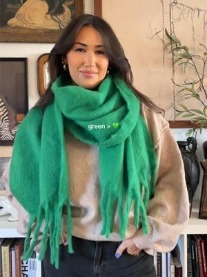 Obsessed with this chunky scarf 💚 also have been loving pops of color for winter 😍 #tiktokshopmademebuyit #tiktokstyle #scarf #scarftutorial #chunkyscarf #scarfstyles 