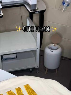 Elevate your space with the cutest trash can 🤩🚮🗑️ #tiktokshopfinds #TikTokShop #trashcan #aesthetic #smartsensortrashcan #fyp #trending #viral #ttslevelup #officeupgrade #newyearnewaura #giftguide #motionsensortrashcan #motionsensor #tiktokmademebuyit #foryou 