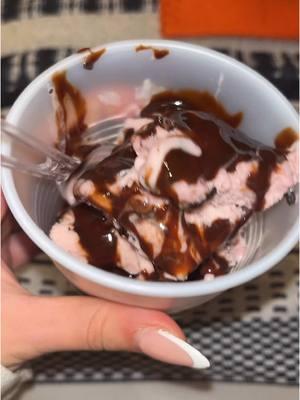 Amo el helado🥹🍦💗 #fypシ #quecomoenundia #xbyzca #comida #viralvideos #foryou #food #orlando #eeuu #usa #parati #fyp #hela #comidatiktok #comidacasera 