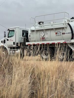 Hauling that h2o 💦  #fyp #fypシ゚viral #easttexasshowdown #etxshowdown #texas #watchthis #westernstar #vactruck #turkeycreeek #directionaldrilling #hdd #oilfield #trump2024🇺🇸 #watertruck 