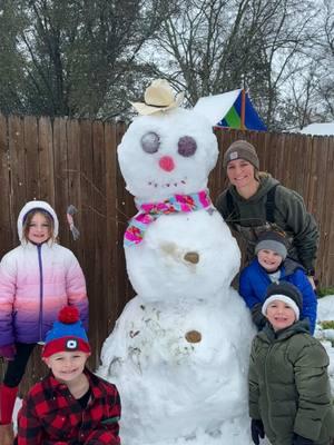 It’s a snooow day for Texas ❄️⛄️ #buildasnowman #bigsnowman #familytime #lovemybabies #momsgotit #imexhausted 