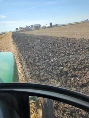 throwback Thursday🚜💪 #throwback #throwbackthursday #farm #fyp #plow #plowing #slowandsteady #field #playingindirt #5bottom #international #720 #fall #johndeere #4440 #farmtok #sunny