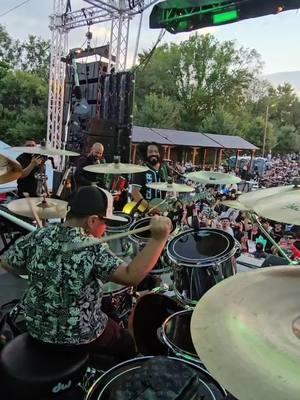 El compita Edwin volvió a sorprender a @Inquietos Del Norte 🥁🔥💯 #losinquietosdelnorte #agradecidoconeldearriba #miamigoeldearriba #edwinbaterista #envivo #corridosalterados #baterista #niño #talento #viral #jaripeos 