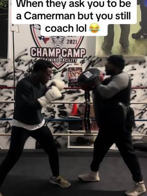 lol I can’t help coaching @Dominic Barry @Coach_MO915 #fyp #coach #boxing #combatsports #boxingcoach #boxingtraining #boxeo #goldengloves #mmavsboxing #muaythai 