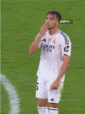 #RaulAsencio was blowing kisses at the end of #RealMadrid’s win 😅 #futbol #football #supercopa 