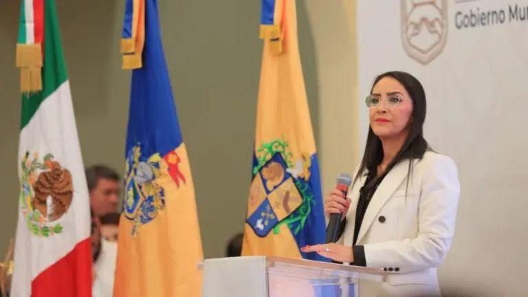 Apenas 100 días han pasado desde que Laura Imelda Pérez Segura asumió como Presidenta Municipal de San Pedro Tlaquepaque, y los resultados ya empiezan a marcar una diferencia palpable en el municipio. Con un enfoque basado en los principios de la Cuarta Transformación, la “Ciudad de la Esperanza” avanza con austeridad, justicia social y visión estratégica en cuatro ejes clave: Honestidad Total, Esperanza de la 4T, Todo Tlaquepaque Vale y Comunidad Segura. Cero despilfarros, todo para el pueblo El eje de Honestidad Total no solo reestructuró al gobierno municipal, sino que ahorró 200 millones de pesos al compactar secretarías, eliminar duplicidades y reducir el consumo de combustible en más del 50%. ¿El destino del dinero? Obras y servicios que beneficien directamente a las y los tlaquepaquenses.Laura Imelda Pérez denunció que en la anterior administración intentaron sabotear el sistema de nóminas para que no se pagara el salario de las y los servidores públicos, además de que dejaron equipos de cómputo vacíos o inaccesibles, decenas de deudas con proveedores y prácticamente recibió el patrimonio de Tlaquepaque en condiciones deplorables. Pese a eso, la alcaldesa logró poner orden e inició 105 procedimientos por las irregularidades en la entrega-recepción.Con Honestidad Total y diálogo respetuoso, logramos una nueva estructura inspirada en los principios de la Cuarta Transformación, que ahora permite un gobierno más eficiente y transparente”, expuso la alcaldesa.La transformación llega con justicia social A través de la recién creada Secretaría de Bienestar, el eje Esperanza de la 4T impulsa programas sociales con una inversión de 155 millones de pesos, dirigidos a los sectores más vulnerables: Bienestar Incluyente: Apoyo de 2,500 pesos bimestrales para personas con discapacidad permanente. Líderes de Esperanza: Apoyo económico a mujeres jefas de familia. Aprendiendo con Bienestar: Vales escolares para más de 80 mil estudiantes. Raíces de Esperanza: Preservación de la artesanía local con una inversión histórica así o más claro  #jalisco❤️🇲🇽🥰😍 #RegionalesExtacisradio #televizor #radio #proyecto2035 #extacisradiosonandofuerte #amlo_oficialmx #ÚLTIMAHORA #olinia #olinia #amlo_oficialmx #ÚLTIMAHORA #extacisradiotv #exesospoprock #extacisradiomexico #somosradio #MañaneraDelPueblo #politicachos @Claudia Sheinbaum 