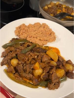 Bistec con Papas a la Mexicana Bistec a la Mexicana 🥩🥔 Bistec sazonas con Sal  Guisas bien el bistec luego le agregas las Papas, Cebolla y Chile Serrano al gusto Para la Salsa de Tomate use   - 3 Tomates , 3 Ajos y Cebolla  Asada/ Tatemada pero también lo puedes cocer  Lo molí todo con Pimenta, Comino y Sal al gusto  #Receta #cocinado #Recetas #parati #paratii #bistec #bistecranchero #bistecalamexicana #bistecconpapas #bistecensalsa #bmgrecetas #mexicanfood #mexicanfoodrecipes #recetasmexicanas #comidamexicana #recetasfaciles #recetasrapidas #recetascaseras #recetasparati #recetasparatodos #recetaseconomicas #recetastiktok #mexicantiktok #mexico #mexicotiktok #fyp #paratipage #foryoupage #heb @H-E-B @H-E-B México #beefandpotatoes #mexicanfoodtiktok #foryoupage❤️❤️ #quickmexicanrecipes #frijolesrefritos #frijolesmayocoba #frijolperuano #alamexicana 