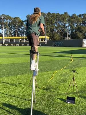 10 yard dash on the stilts vs off the stilts! #springtraining #bananas #stilts #wow #fyp #baseball 