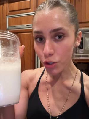 I just made the cleanest ingredient protein shake #proteinshake #proteinsmoothie #grassfedwhey #organicprotein #flavforward2025 #bobbyapprovedbundles #healthandwellness #musclegrowth #musclegain #proteingoals 