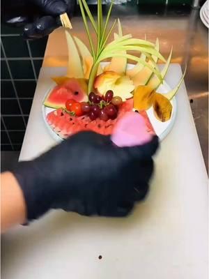 Fruit Platter #trending #fruits #cutting #fruitsbasket #fruitplatter #watermelon #cantaloupe #fruitdesign #creative 