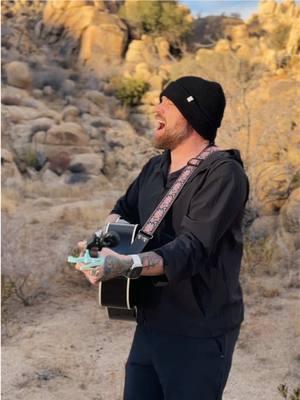 “Mission Critical” by Nate Amor … in the #mountains of #joshuatree #california dedicated to 👩 🐻 Yvonne 🎥: @casstastic07 #j45 #gibson #acoustic #nateamor