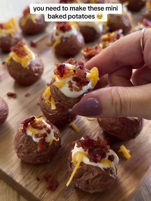 You need to make these mini baked potatoes 🥹🥹 #kroger #potatoes #minipotatoes #minibakedpotatoes #bakedpotatoes #gamedayrecipes #minifood #foodies