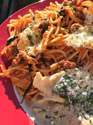 I made baked chicken cooked in Alfredo sauce, jalapeño cheddar bread, an baked spaghetti topped with fresh mozzarella 🍝🔥 #fyp #CookingVideo #BakingSzn #BakedSpaghetti #spaghetti #PastaLover #BakedChicken #alfredo #HomeCooked #pasta #foodies 