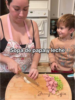 Acompáñanos a preparar esta sopa de papa y leche que te va a encantar para este clima frío  Ingredientes  Papas  Celery  Cebolla Salchicha  Caldo de pollo concentrado  Leche líquida  Harina de trigo  Queso mozarella  Chorrito de aceite vegetal  #sopa #soup #soupseason #sopadepapa #sopadeleche #leche #milk #papa #recetas #Receta #Recipe #cocinafacil 