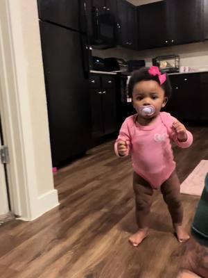 #creatorsearchinsights  Jayla really helped her sister learn how to walk #bestbigsisterever  #Siblings #babies #babiesoftiktok 