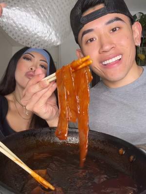 Making buldak glass noodles with rice paper @Jennifer Ngo #davidngo #mukbang #buldak #buldakramen #tteokbokki #ricecakes 