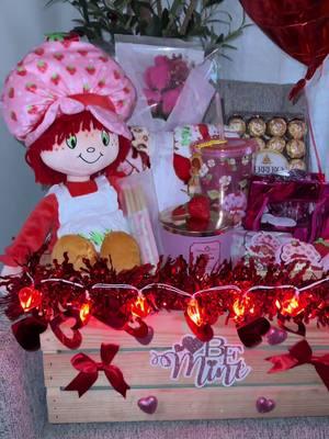 Strawberry shortcake Valentine’s basket 😩🍓 #dallastx #strawberryshortcake #rositafresita #basket #giftbasket #ValentinesDay #giftideas #florist #explorepage #regalos 