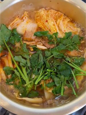 Kimchi instant ramen with pork belly Also added Korean broth (from previous video), napa cabbage, mushrooms, minced garlic, gochugaru (Korean red pepper flakes), and watercress #koreanfood #kimchiramen #instantramen #instantnoodles 