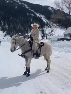 Skijor season is coming! 🎿🐴❄️🤠 @livsalter @Byrne Dobrient @andrew_e_galloway @sayrasiverson #cowgirlmagazine #skijor #horseriding #western #winter #ski 