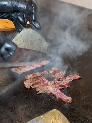 Pura calidad en Tacotlan. 🤌🏼 Showing you a little BTS (behind the scenes). 🥩 #carne #arrachera #chicago #tacotlan 