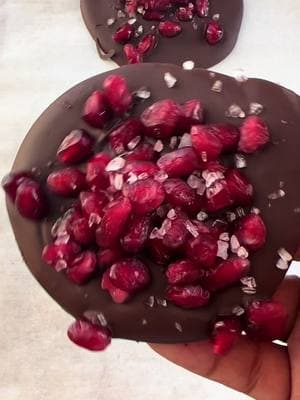 Dark chocolate & pomegranate check my insta for recipe @cookwithchay  #dessert #chocolate #healthyfood #vegan #healthy  #glutenfree   #food #plantbased #foodphotography #Foodie #yummy #chocolatebark #valentinesdessert #veganchocolate #easydessert #healthydessert #vegandessert #healthyrecipes #nobakedessert #reels #reel  #EasyRecipes  #healthysnacks #darkchocolate #pomegranateseeds #trending #feedfeed #explore  #foodreels #buzzfeast