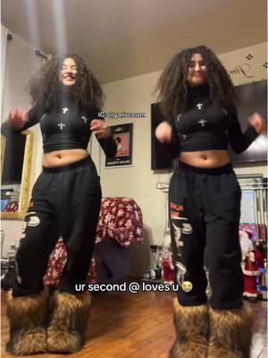 who is it 😂 follow me for a surprise ig: yariseason @Yari twins #yari #viral #yariseason #yaribetter #sturdyqueen #fyp #fypシ #dance #trending #foryou #foryoupage #twins #yaritwin #yaritwins 