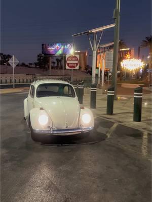 Parking by The famous Welcome Sign Las Vegas #66vw #vw #volkswagen #vwbug #vwbeetle #vocho #fusca #fyp #parati #lasvegas #lasvegaswelcomesign #vwclub #carclub 