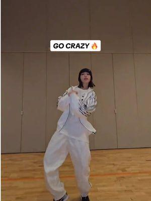 @LE SSERAFIM killin’ the Go Crazy challenge by @P-Lo 👀🔥🤩 #lesserafim #gocrazy #dancechallenge #plo