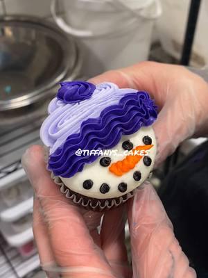 Cupcake art lol #walmartcakedecorator #tiffanyscakesontiktok #fypシ゚viral #welcometocaketok #fypシ #bakery🎂 