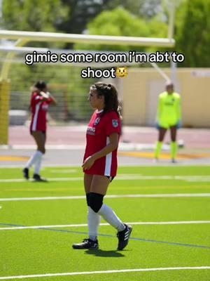 ( i never score i play cdm) #girlsoccer #ecnlgirls #gimiesomeroom #greenscreenvideo #relatable #funny #banger #soccerclips 