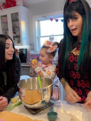 witchalina is takin over the kitchen. buona la befana! 🧙‍♀️👩🏻‍🍳🎄🍪🇮🇹 🧹 #christmas #labefana #labefanaviendinotte #littlechristmas #buonnatale #natale #italian #italy #cookies #befanini #italiancookies #christmascookies #vegan #vegancookies #baking #epifania #kidscooking #kidsbaking #toddlerchef 