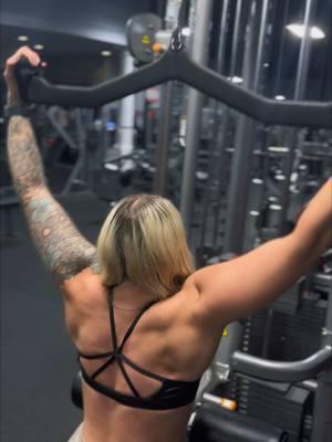 Upper body #tbt #gym #back #shoulders #fyp #womensbest @Women‘s Best #blonde #girlswholift 