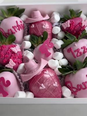 I’m just a girl who loves pink 💕 #houstonsmallbusiness #houston #chocolatecoveredstrawberries #chocolate #SmallBusiness #houstondesserts #houstonfood #barbiestrawberries #cupcakes #cakesicles #cakepops #babyshowercakepops #dessert 