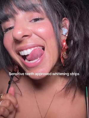 Whitening strips for sensitive teeth ✨ #whiteningstrips #latinacreator #sensitiveteeth #howtogetawhitesmile #whiteningstripsforsensitiveteeth 