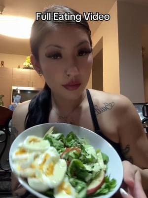 #eatingwithmia #cookingwithmia #latenightsnack #salad #fypシ #foodforthought #eatinghealthy #freshsalad #saladrecipe #mukbang #FoodTok #fasting #prayer #thankyouGod #fypage #eatclean 