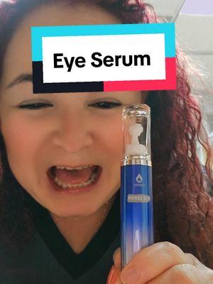 Eye Serum Poeroes Para todo tipo de piel. Desinflama, hidrata, repara y ayuda con esas manchas de las ojeras. Así mismo te da un masaje en el momento de la aplicación con su pequeño rodillo que se mueve 360°. Con ingredientes naturales. #Poeroes #eyeserum #thebesteyeserum #antipuffiness #moisturizercream #AntiAging #SerumAntiAging 